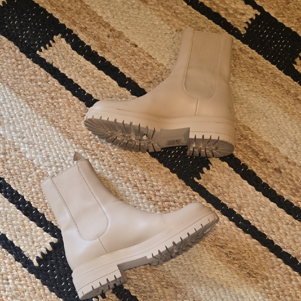 Gianvito Rossi Chester Light Beige Chelsea Boots, Leather, Sz7, Quiet Luxury - Picture 12 of 12